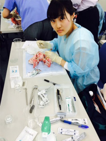 大阪大学歯学部臨床教授堀内克啓先生の骨を作る術式の講義